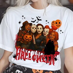 K&ouml;nnte beinhalten: Wei&szlig;es T-Shirt mit einem Halloween-Motiv. Das Design zeigt Horrorfilmfiguren, Flederm&auml;use, Spinnen und das Wort "HALLOWEEN" in Rot. Orangefarbene K&uuml;rbisballons verleihen dem Design eine festliche Note.