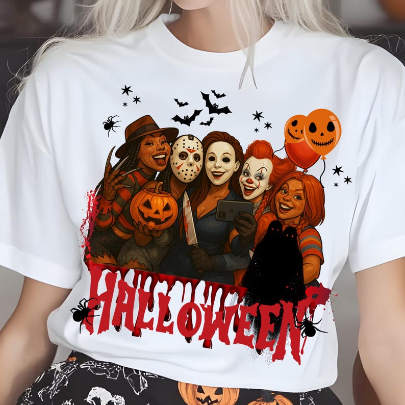K&ouml;nnte beinhalten: Wei&szlig;es T-Shirt mit einem Halloween-Motiv. Das Design zeigt Horrorfilmfiguren, Flederm&auml;use, Spinnen und das Wort "HALLOWEEN" in Rot. Orangefarbene K&uuml;rbisballons verleihen dem Design eine festliche Note.