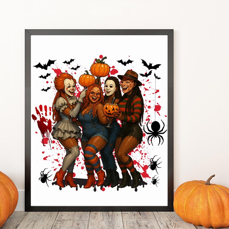 K&ouml;nnte beinhalten: Ein gerahmter Halloween-Kunstdruck mit vier Cartoon-Charakteren, die jeweils einen K&uuml;rbis halten. Die Charaktere sind Pennywise, Chucky, Michael Myers und Freddy Krueger. Der Hintergrund umfasst Flederm&auml;use, Spinnen und Blutspritzer.