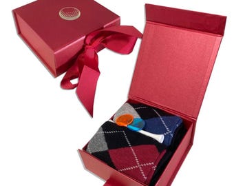 Set de regalo de golf: calcetines, tees y marcadores de rombos en caja roja