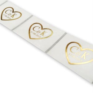 100 x Adesivos para lembrancinhas de casamento com iniciais e data em folha de ouro transparente de 64 mm x 45 mm