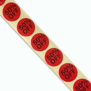 Peut inclure: Rouleau d'autocollants circulaires rouges avec le texte "50% OFF" imprimé en noir.