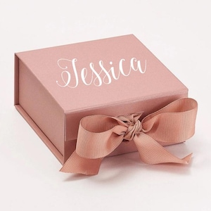 Gepersonaliseerde roze geschenkdoos met wit gedrukte naam trouwdoos bruidsmeisje verjaardag met lint nieuwe baby