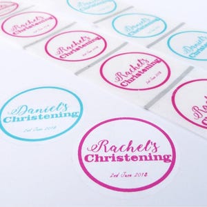 Ronde helderroze blauwe dooplabels van 50 x 45 mm gepersonaliseerde stickers babyshower, elke tekst mogelijk