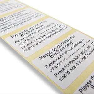 Op de afbeelding: Een set van vier gele en witte stickers met de tekst "Gooi deze brochure niet weg. Laat hem achter op uw stoep voor ophalen op... Vink dit vakje aan als u geen verdere brochures wilt ontvangen."