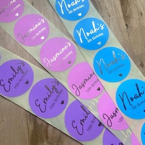 Adesivi personalizzati per compleanno, etichette colorate per feste di compleanno rosa blu lilla, qualsiasi nome, qualsiasi età, sigilli per sacchetti di dolcetti per bambine e bambini (2 pollici)