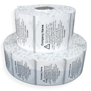 Op de afbeelding: Rol witte ronde stickers met zwarte tekst en een waarschuwingssymbool. De tekst luidt "Kan een allergische reactie veroorzaken. Schadelijk voor waterleven met langdurige effecten. BIJ CONTACT MET DE HUID: grondig wassen met water en zeep. Raadpleeg een arts bij huidirritatie of uitslag. Plak de sticker met de tekstzijde op uw was  aandacht. Gebruik warm water om te verwijderen. Buiten bereik van kinderen en huisdieren bewaren. Laat een sticker niet langer dan bedoeld op de huid zitten. Bedrijfsadres Bedrijfsnummer"