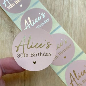 Adesivi personalizzati per compleanno rosa da 45 mm, etichette per feste di compleanno, qualsiasi nome, qualsiasi età, adesivi per sigilli di sacchetti di dolcetti 21°, 30°, 40°, 50°, 60°