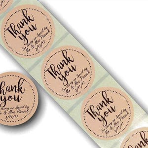 Etichette adesive rotonde da 45 mm personalizzate in stile rustico marrone con nomi e data personalizzati per matrimonio.