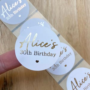 Adesivi personalizzati per compleanno da 45 mm, etichette per feste di compleanno, qualsiasi nome, qualsiasi età, adesivi per sigilli di sacchetti regalo 21°, 30°, 40°, 50°, 60°