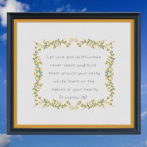 Może przedstawiać: Ramka z haftem krzyżykowym na żółtym tle z zielono-żółtą bordurą kwiatową. Tekst brzmi: "Niech miłość i wierność nigdy cię nie opuszczą; zwiąż je wokół szyi, napisz je na tabliczce swojego serca. Przysłów 3:3"