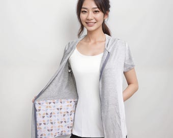 Sudadera con capucha post-mastectomía con bolsillos para drenaje quirúrgico, manga corta y cremallera.