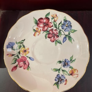 Vintage Colclough Pink Bone China Untertasse mit Gelb Rosa Lila Blumen Made in England Bogenrand Goldrand Nummeriert 8008 Backstamp