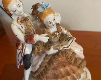 Figura vintage de encaje de Dresde: Pareja romántica con libro. Porcelana alemana pintada a mano. Coleccionable de estilo rococó.