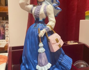 Avon President&#39;s Club Mrs Albee figurine 2003-2004 collectible