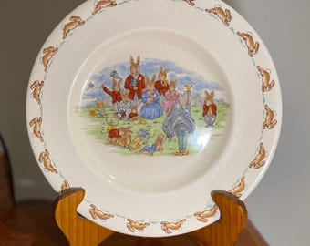 Royal Doulton Bunnykins-borden – concertthema – Bunnykins Celebrate Your Doop – Vintage kinderkamercollectie – grote borden van 8 inch