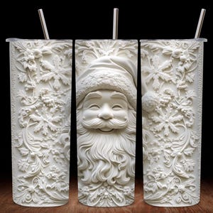 Puede incluir: Taza de cerámica blanca con un diseño en relieve 3D de un rostro de Papá Noel y follaje navideño. La taza tiene una tapa transparente y una pajita de acero inoxidable.