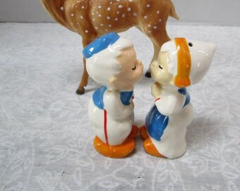 Vintage Salt and Pepper Shakers, Kissing Dutch Couple, Art Maid Japan, 60s, Kitschy Kiss, Married Holland Wooden Shoes, Apron