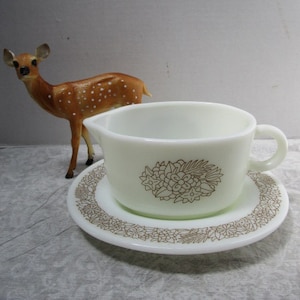 Vintage Gravy Boat and Oval Plate, Pyrex, Woodland Pattern, Corelle Compatible, 2 Pieces / Pair, 1970s, Sunday Dinner, Corning, Sauce