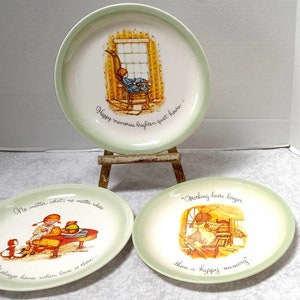 CHOICE Holly Hobbie Plate, 1972 Collector's Edition, Bonnet Girl, Country Apron, Girlfriends, Happy Memories, Love, Home, Old Fashioned Girl Bild 6