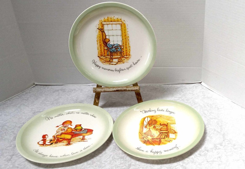 CHOICE Holly Hobbie Plate, 1972 Collector's Edition, Bonnet Girl, Country Apron, Girlfriends, Happy Memories, Love, Home, Old Fashioned Girl Bild 6