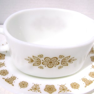 Vintage Gravy Boat and Oval Plate, Pyrex, Butterfly Gold Pattern, Corelle Compatible, 2 Pieces / Pair, Sunday Dinner, Corning, Sauce, Server