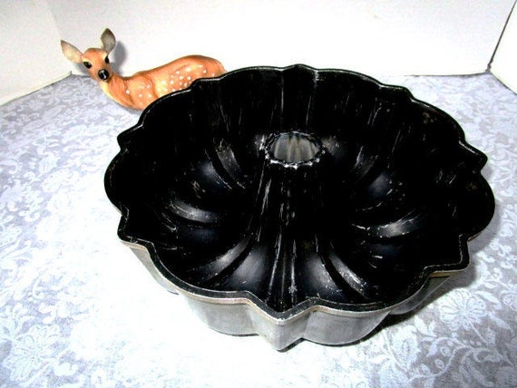 Vintage Bundt Pan Fluted Tube Cake Pan Non-stick 