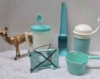 Teal Retro Kitchen Plasticware Lot: Vintage Measuring Items & Shaker