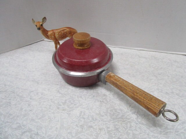 Vintage 1.5 Quart Club Pan W/ Wooden Handle & Lid, Medium