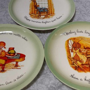 CHOICE Holly Hobbie Plate, 1972 Collector's Edition, Bonnet Girl, Country Apron, Girlfriends, Happy Memories, Love, Home, Old Fashioned Girl Bild 2