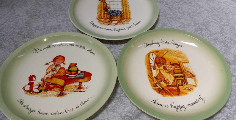 CHOICE Holly Hobbie Plate, 1972 Collector's Edition, Bonnet Girl, Country Apron, Girlfriends, Happy Memories, Love, Home, Old Fashioned Girl Bild 2