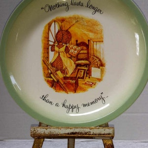 CHOICE Holly Hobbie Plate, 1972 Collector's Edition, Bonnet Girl, Country Apron, Girlfriends, Happy Memories, Love, Home, Old Fashioned Girl Bild 3