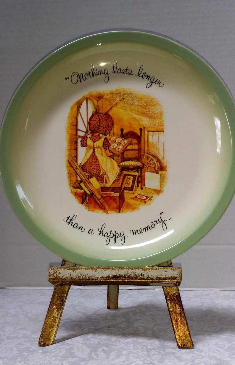 CHOICE Holly Hobbie Plate, 1972 Collector's Edition, Bonnet Girl, Country Apron, Girlfriends, Happy Memories, Love, Home, Old Fashioned Girl Bild 3