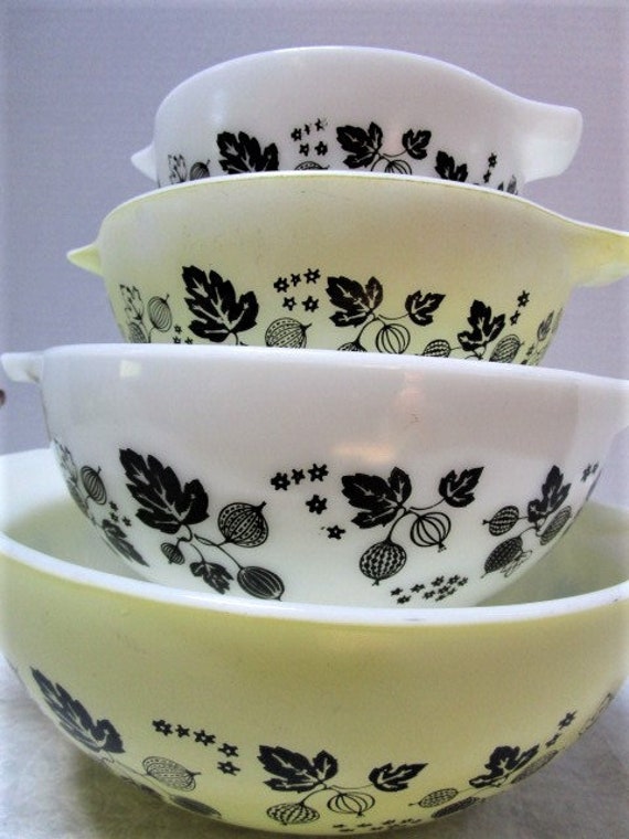 Rare Vintage Pyrex Nesting / Mixing Bowls, Gooseberry Cinderella