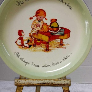 CHOICE Holly Hobbie Plate, 1972 Collector's Edition, Bonnet Girl, Country Apron, Girlfriends, Happy Memories, Love, Home, Old Fashioned Girl Bild 4