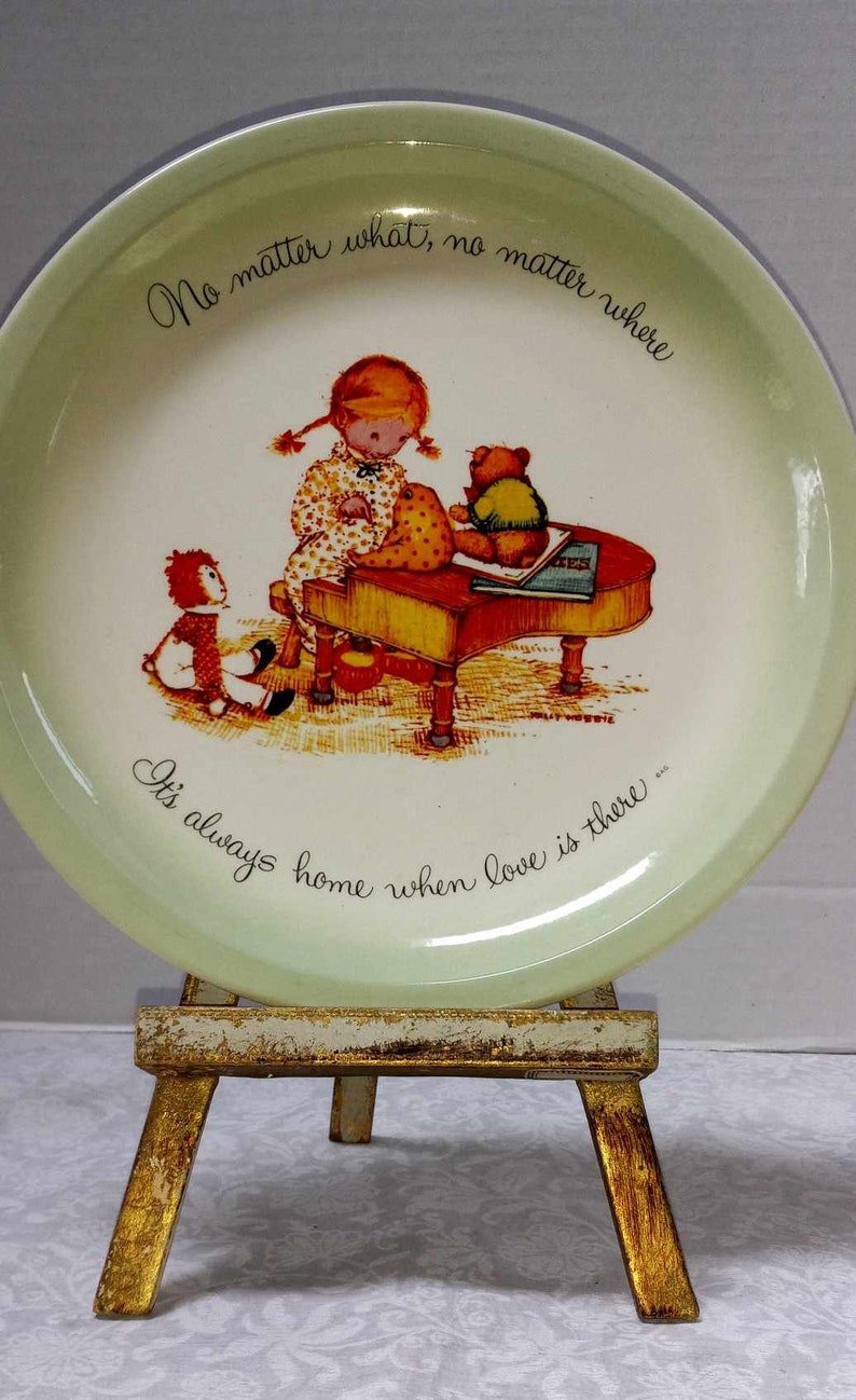CHOICE Holly Hobbie Plate, 1972 Collector's Edition, Bonnet Girl, Country Apron, Girlfriends, Happy Memories, Love, Home, Old Fashioned Girl Bild 4