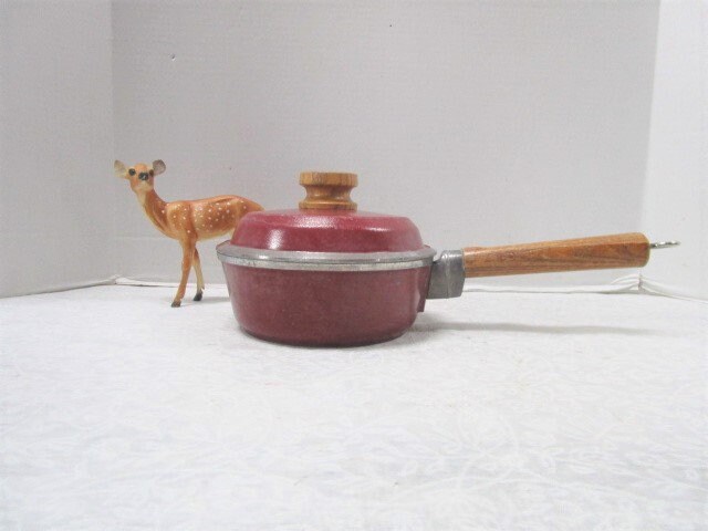 Vintage 1.5 Quart Club Pan W/ Wooden Handle & Lid, Medium
