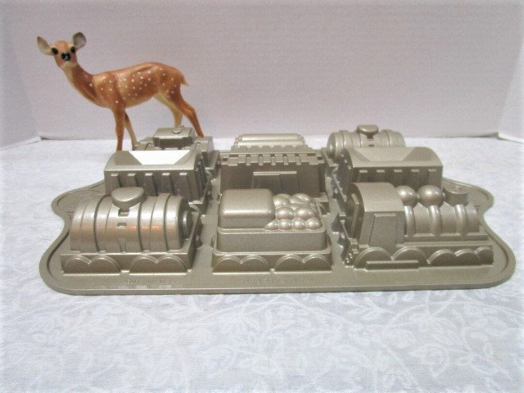 Nordic Ware Train Cake Pan / Cake Mold, 9 Mini Cakes for a Railroad