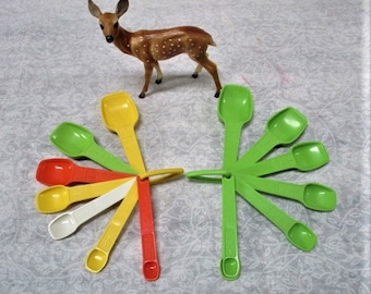 CHOICE SET Tupperware Measuring Spoons, 8 Piece Vintage Complete, Mixed Brights OR Green Apple, Retro Practical Space Saving Nesting,