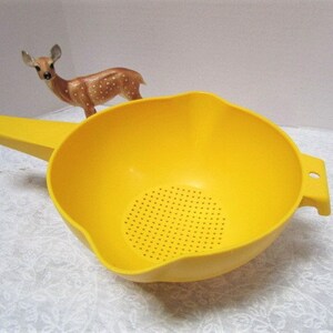 Large Vintage Tupperware Strainer / Drainer / Colander, w/ handle, 2 Quart, #1523 Bright Yellow, Convenient Classic Food Preparation Tool
