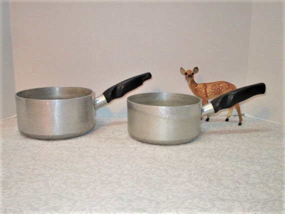 2 Vintage Wear-ever Cooking Pots No 752 & 751.5, 1.5 2 Qt Aluminum Pans,  Mid Century Modern, Star, Pair, Farmhouse Kitchen 