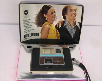 Camera, Smile! Auto Flash 100, Montgomery Ward, 72, Original Box w/ Receipt, Store Display Model,  Advertising Graphics, Load Aim Flash Bold