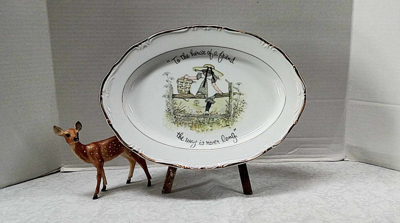 CHOICE Holly Hobbie Plate, 1972 Collector's Edition, Bonnet Girl, Country Apron, Girlfriends, Happy Memories, Love, Home, Old Fashioned Girl Bild 9