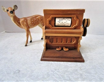 Vintage Player Piano Wind-Up Music Box plays The Entertainer from The Sting, Made in Taiwan, Detailed Wood, Doll House