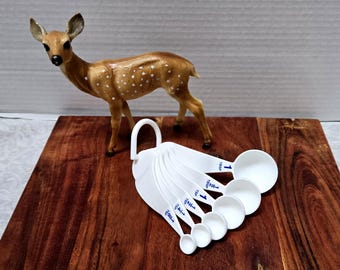 Vintage Tupperware Measuring Spoons w/ Ergonomic Curved Handles Space Saving Nesting w/ Connector. Complete 7 piece Set