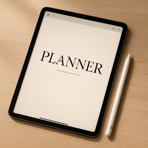 Peut inclure: Une tablette numérique avec un cadre noir affichant le mot PLANNER dans une police serif noire sur un écran de couleur crème. Un stylet blanc est positionné verticalement à côté de la tablette. L'appareil présente un cadre fin et des coins arrondis.