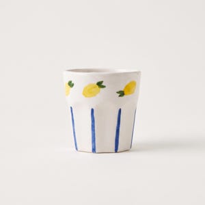 Xícara de cerâmica com estampa de limão, pintada à mão, estilo mediterrâneo, para café expresso, com listras azuis, ideal para o verão.