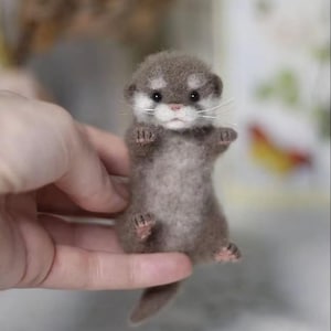 3インチミニ装飾ニードルフェルトカワウソ、イースターのおやつ、フェルトカワウソの飾り、新築祝いのギフト、ドールハウスミニチュア、フェルト動物彫刻