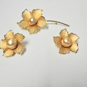 Vintage Gold Tone Flower Brooch and Earrings Demi-Parure