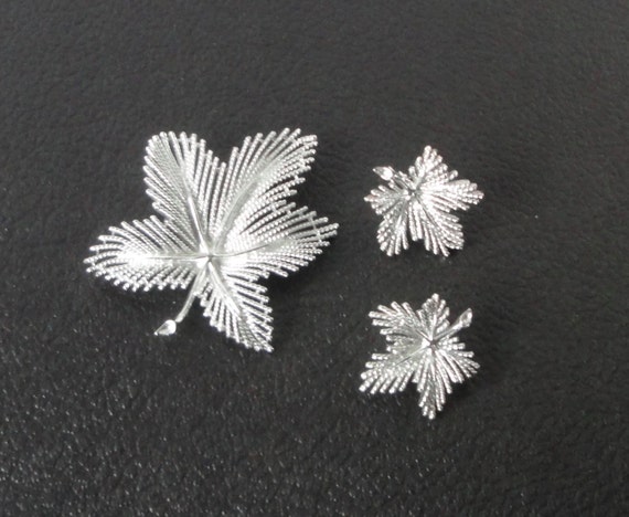 Sarah Coventry 1967 Silvery Maple Brooch and Earr… - image 1